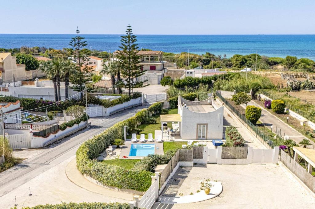une vue aérienne d'une maison avec piscine dans l'établissement Villa Indaco by Villa Plus, à Santa Maria Del Focallo