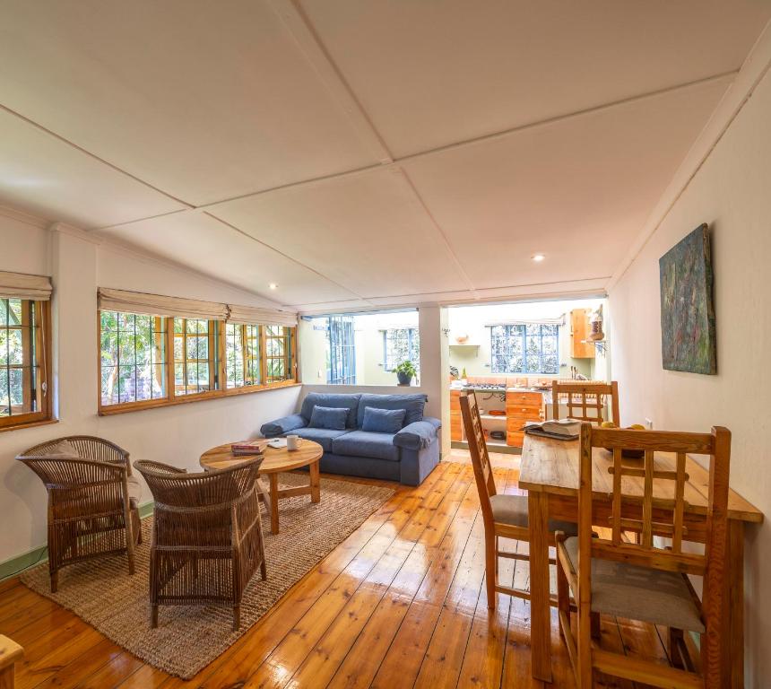 ein Wohnzimmer mit einem blauen Sofa und einem Tisch in der Unterkunft Forest Haven in Harare