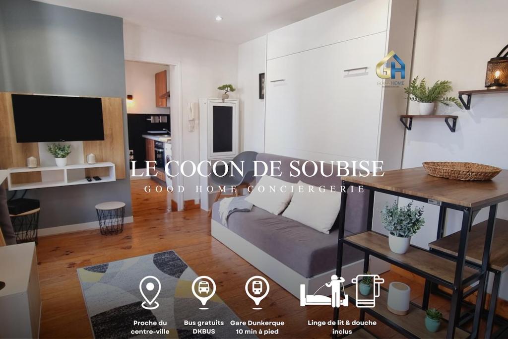 un salon avec un canapé et une table dans l'établissement Le Cocon de Soubise - Centre-ville et calme, à Dunkerque