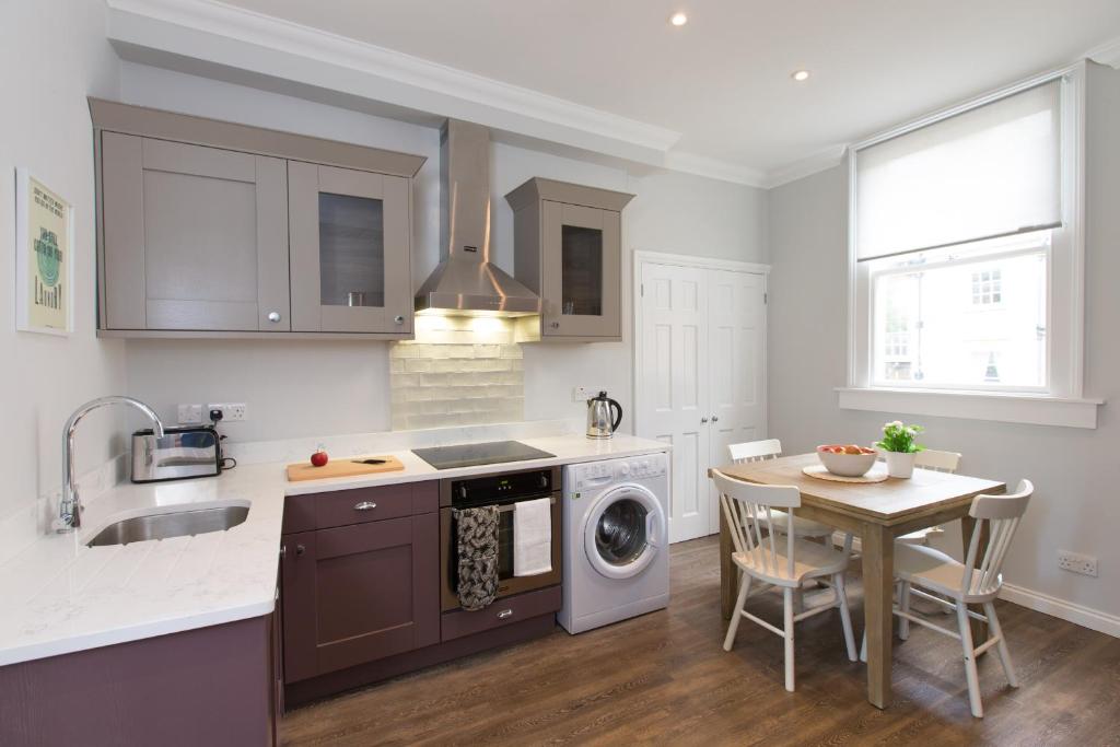 Η κουζίνα ή μικρή κουζίνα στο Willoughby Apartment