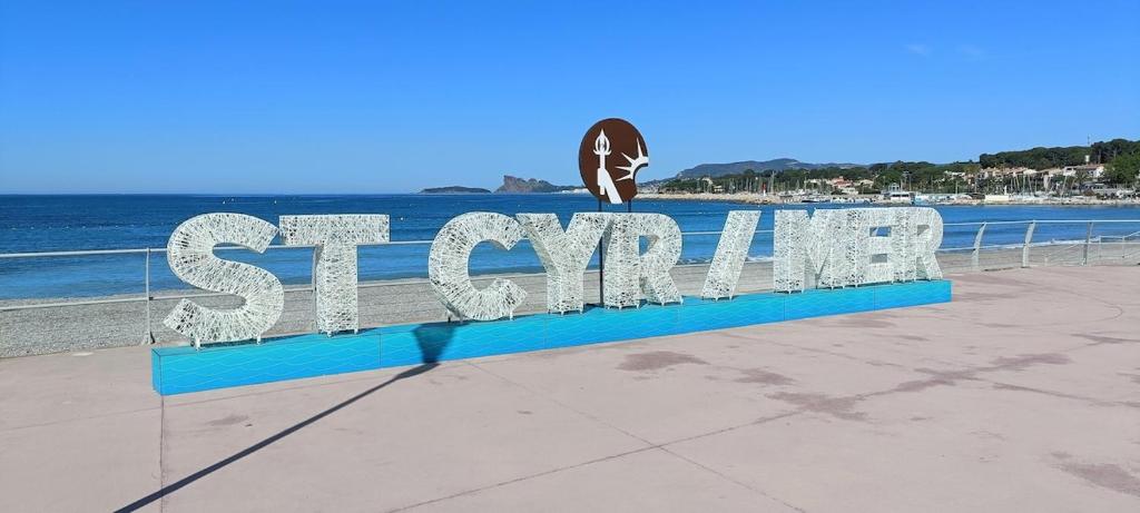 un panneau indiquant « surf sur la plage » dans l'établissement Bord de mer avec jardin, aux Lecques