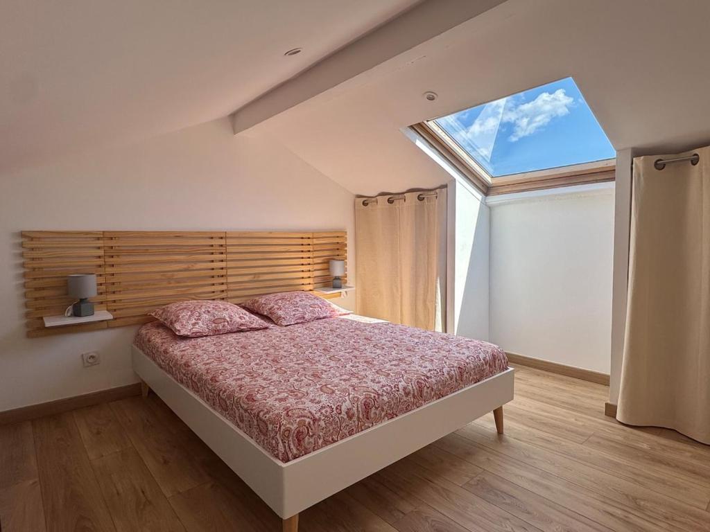 une chambre avec un lit et une grande fenêtre dans l'établissement Confort Duplex à la mer 2 min des plages, à Toulon