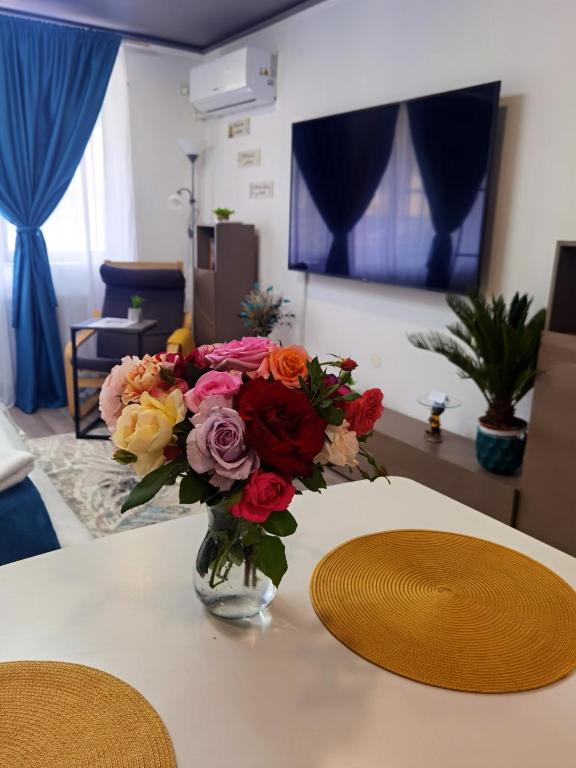 胡内多阿拉Blue Shades Studio的花瓶,花朵放在桌子上