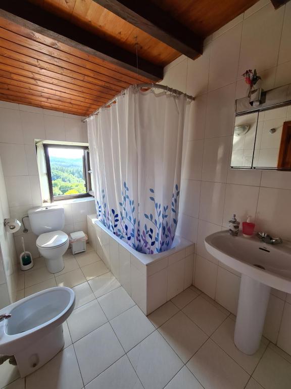 a bathroom with a toilet and a sink and a tub at Casa Rural Astorkigoikoa in Berreño