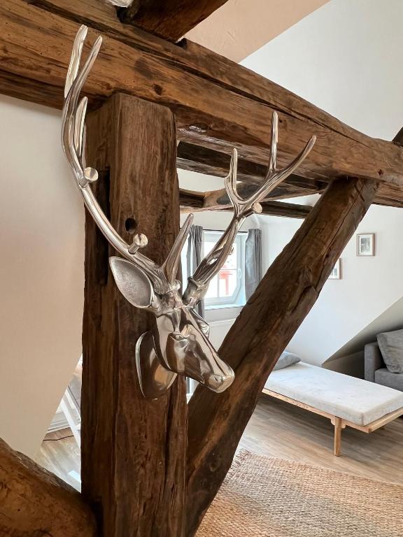 a deer head on the door of a room at Fachwerk Juwel in Melsungen