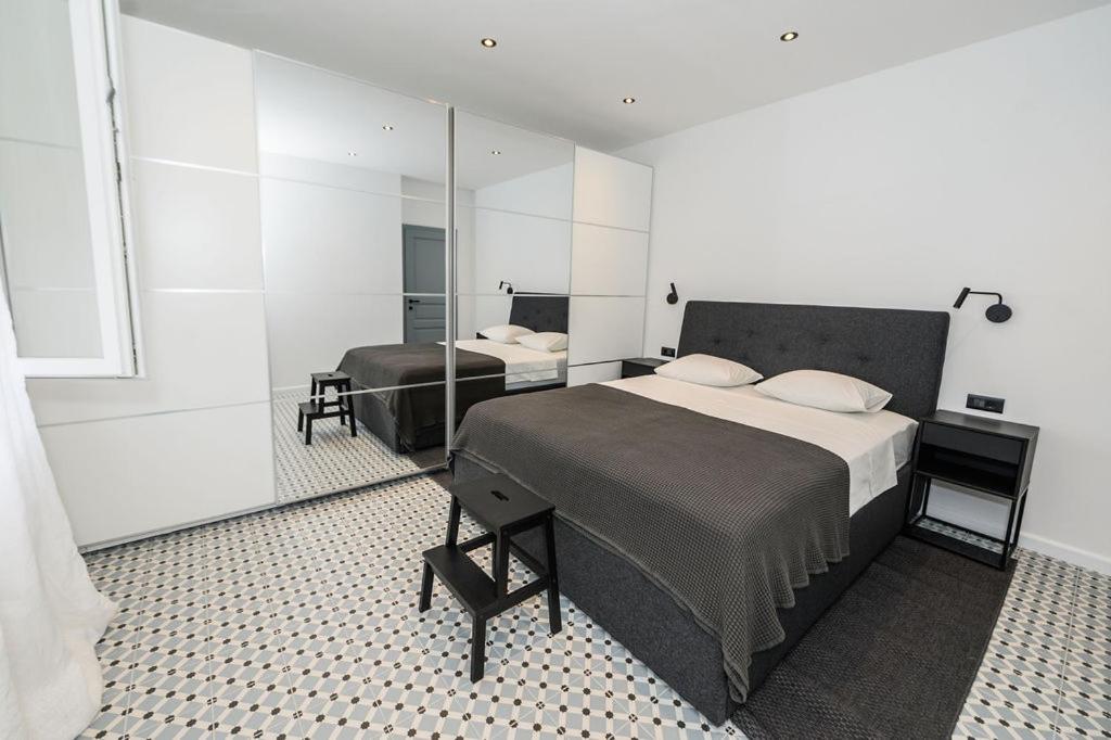 una camera da letto con un letto grande e uno specchio di New luxury apartment Adriatic a Spalato (Split)