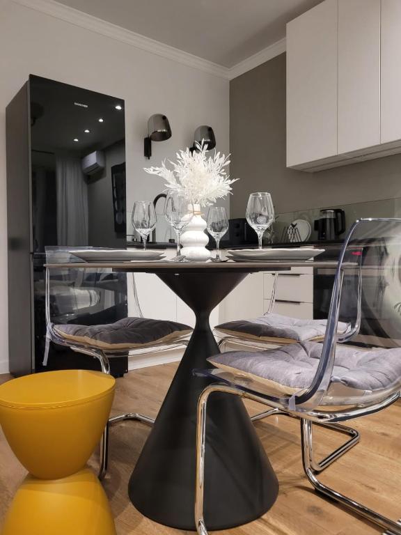 a dining room with a glass table and two chairs at Апартаменты Luxe в центре города in Kokshetau