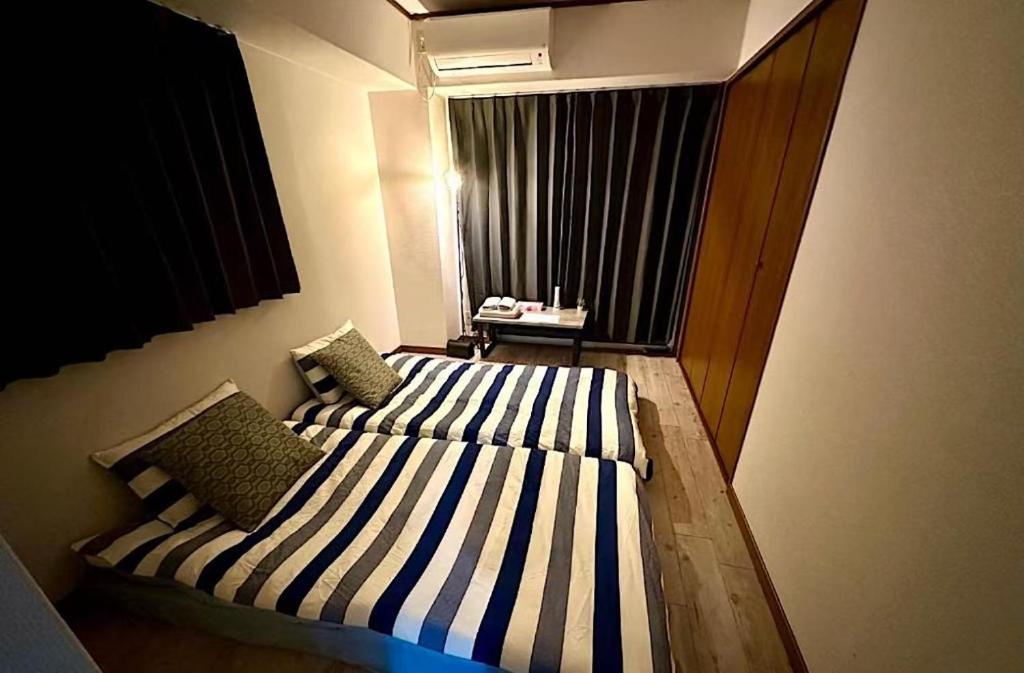 Giường trong phòng chung tại JOJO KK house