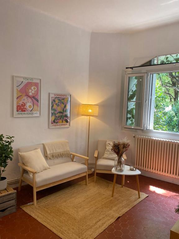 un salon avec un canapé et une table dans l'établissement Charmant T2 proche Hypercentre, à Avignon