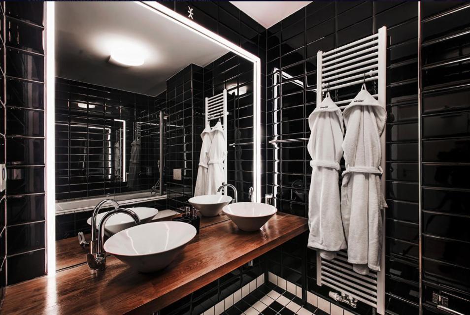 Anybody - Awarded love hotel - Resim 7