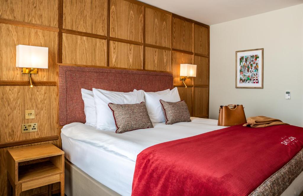 Postel nebo postele na pokoji v ubytování Dublin Skylon Hotel