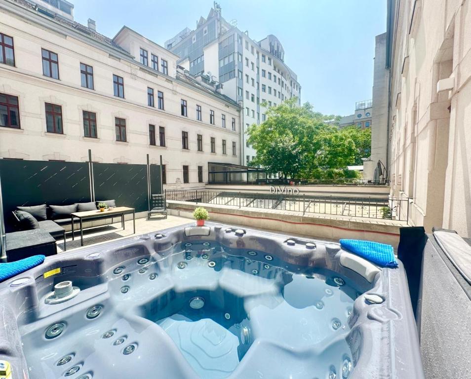 布达佩斯TubLife Terrace Suite II PRIVATE JACUZZI II freeparking的一座大楼的顶部设有热水浴池