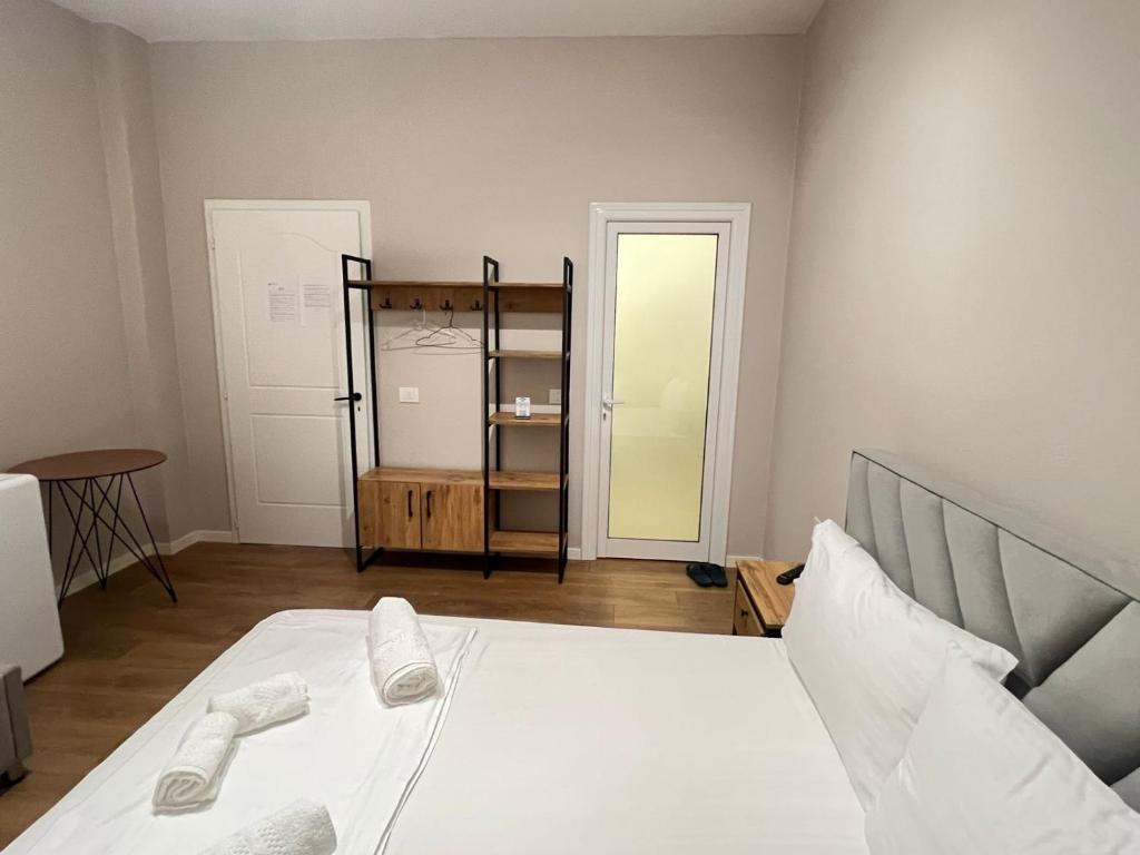 Uma cama ou camas num quarto em Serene Stay