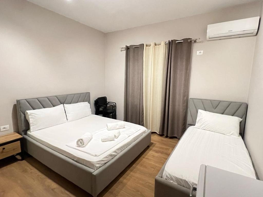 Uma cama ou camas num quarto em Serene Stay