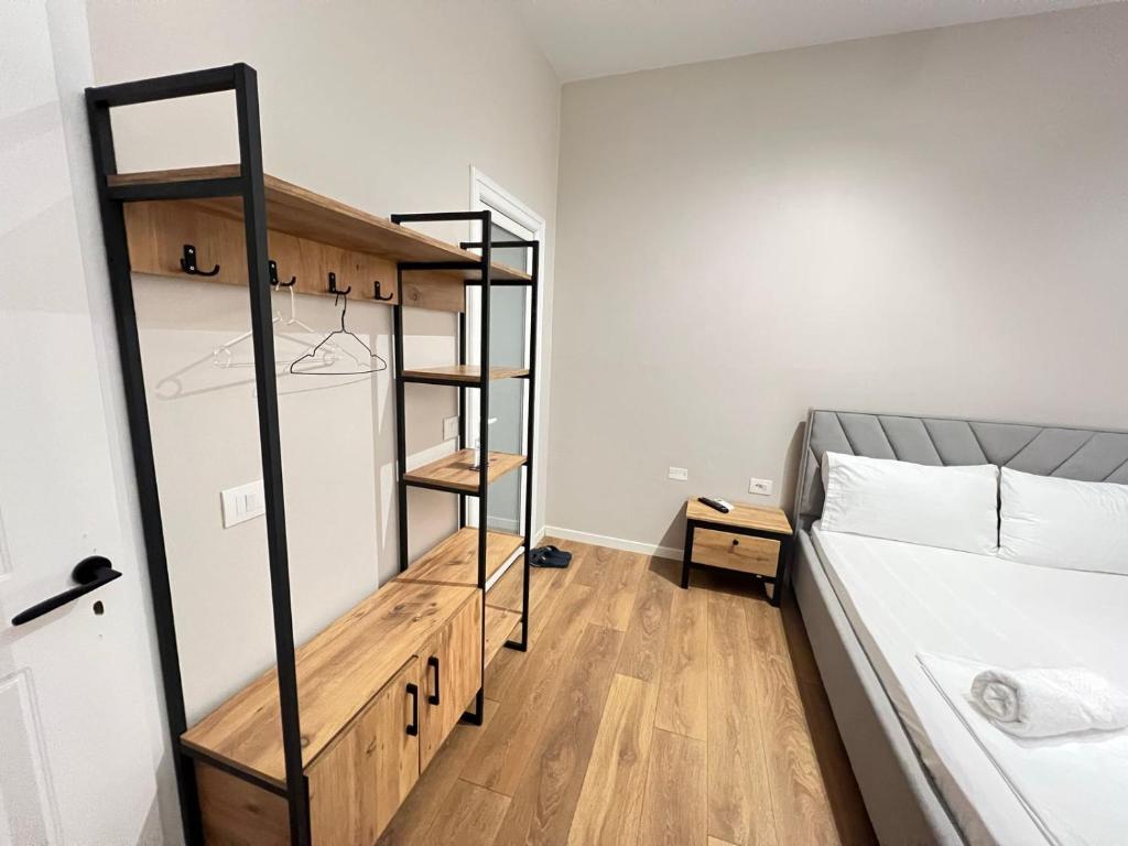 Uma cama ou camas num quarto em Serene Stay