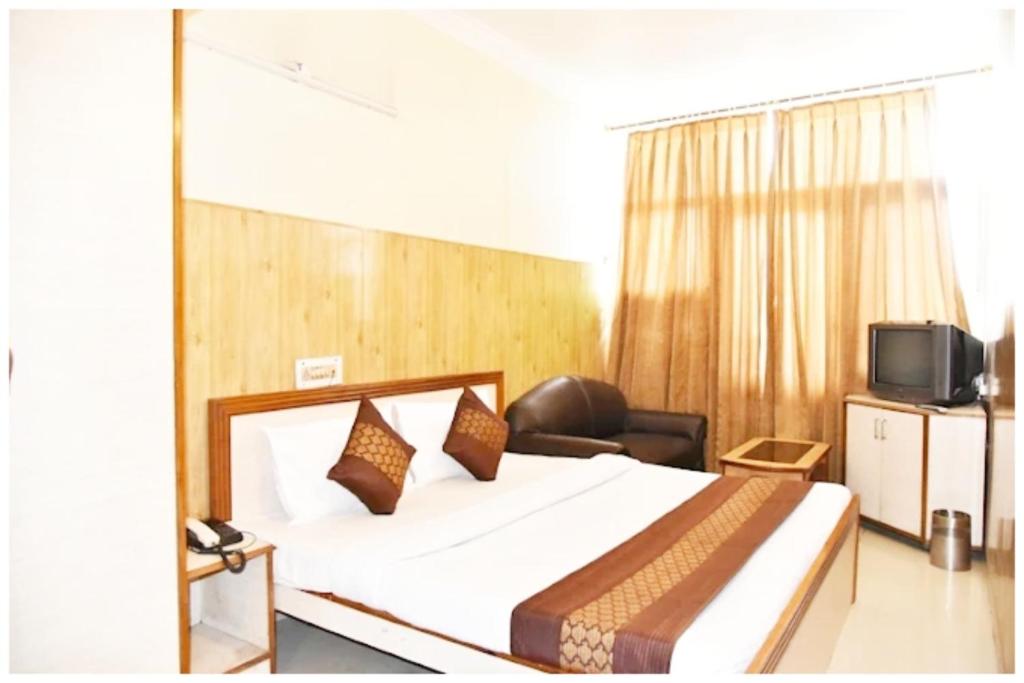 Postel nebo postele na pokoji v ubytování A Premium Hotel HIL-ROZ Near Golden Temple Amritsar - Offers Spacious & Air Conditioned Rooms With Lift And Wi-fi Facility - A Premium Hotel In Amritsar