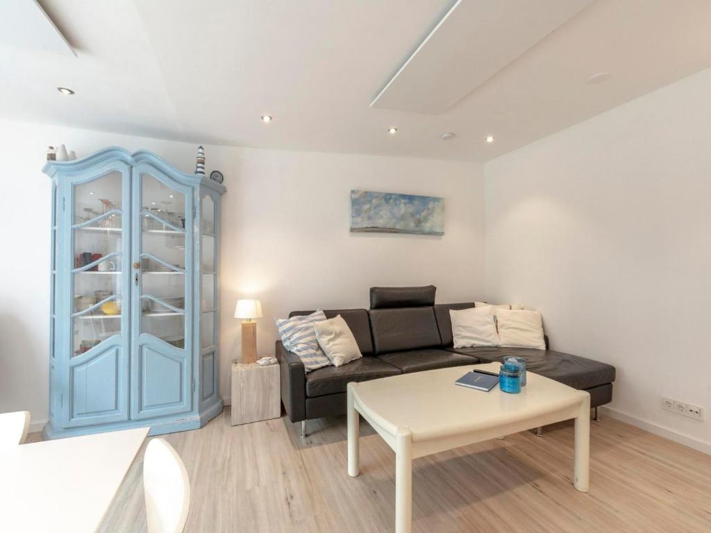 Holiday Home Sint Maartenszee Garden Bliss في Sint Maartensvlotbrug: غرفة معيشة بها أريكة وطاولة