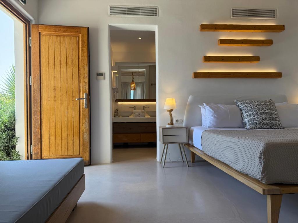 Postel nebo postele na pokoji v ubytování Myconian Crown Suites
