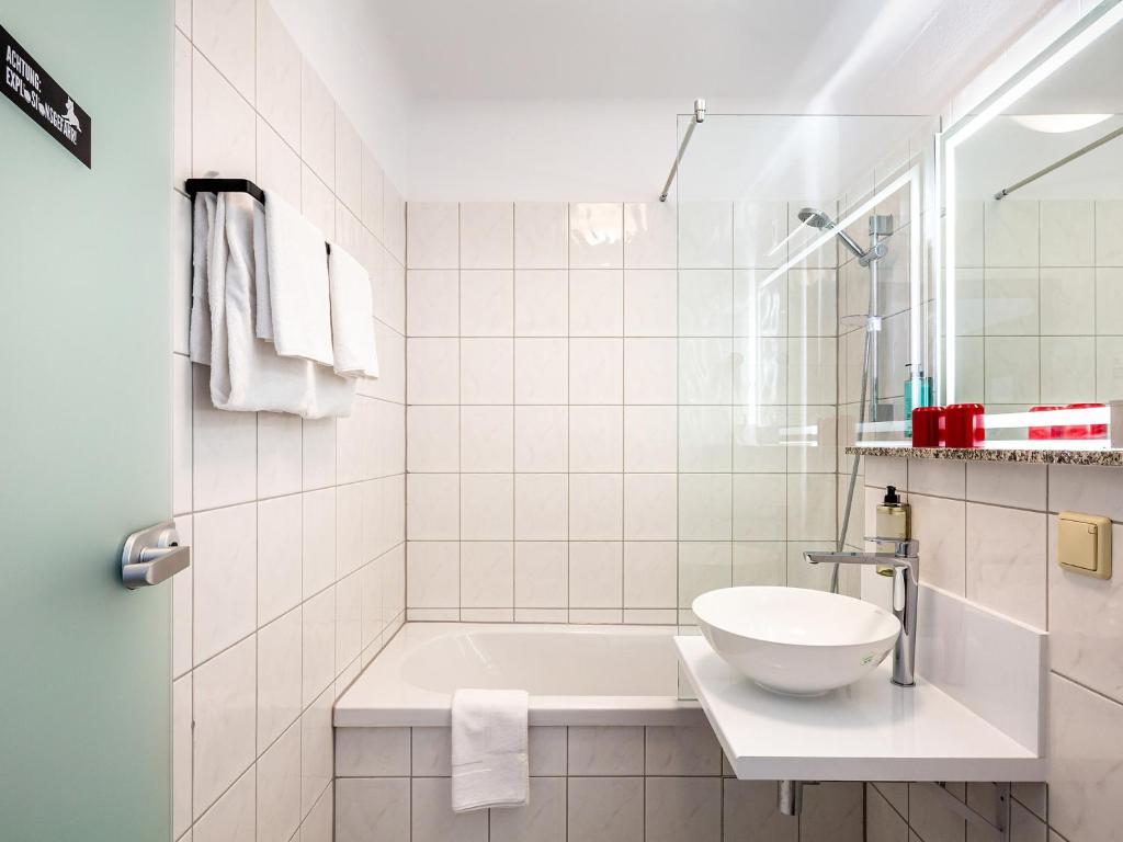 Ένα μπάνιο στο DORMERO Hotel Weimar