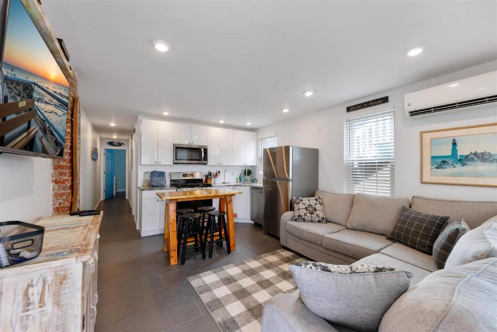 Una sala de estar con un sofá y una cocina. en 309 E Hildreth Ave, Unit 1, en Wildwood
