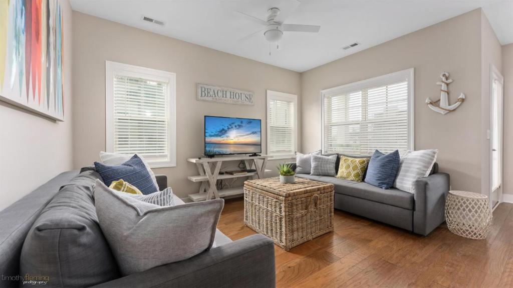 Una sala de estar con un sofá y un televisor. en Residence 101S At The Sandcastle Condominiums, en Wildwood Crest
