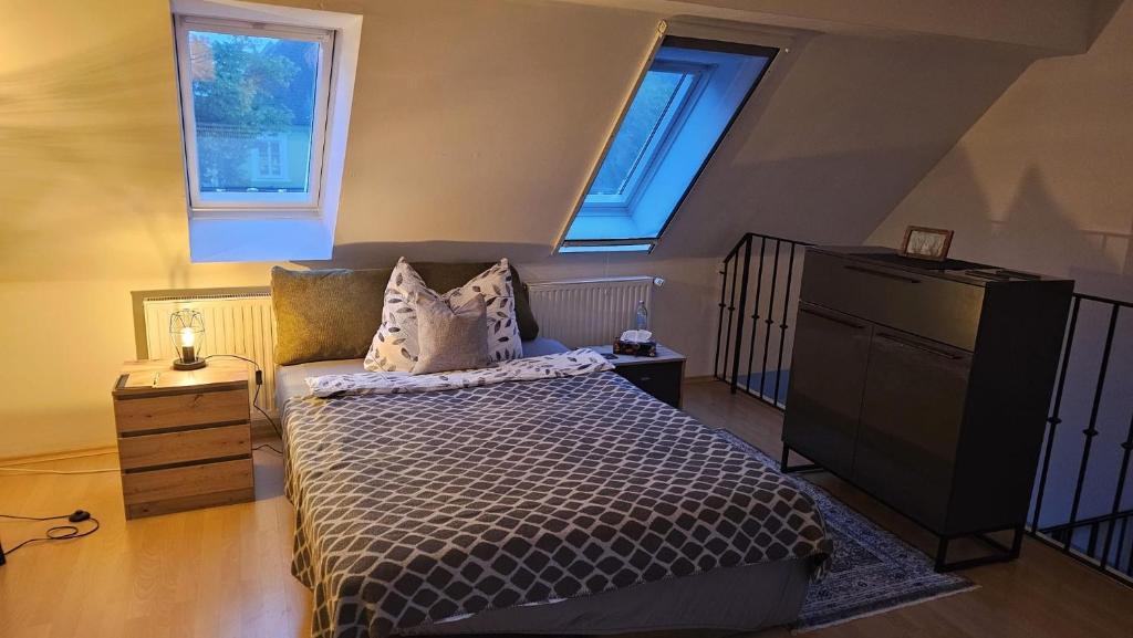 UlmerfeldにあるApartment im Zentrum Ulmerfeldsのベッドルーム1室(ベッド1台、ドレッサー、窓2つ付)