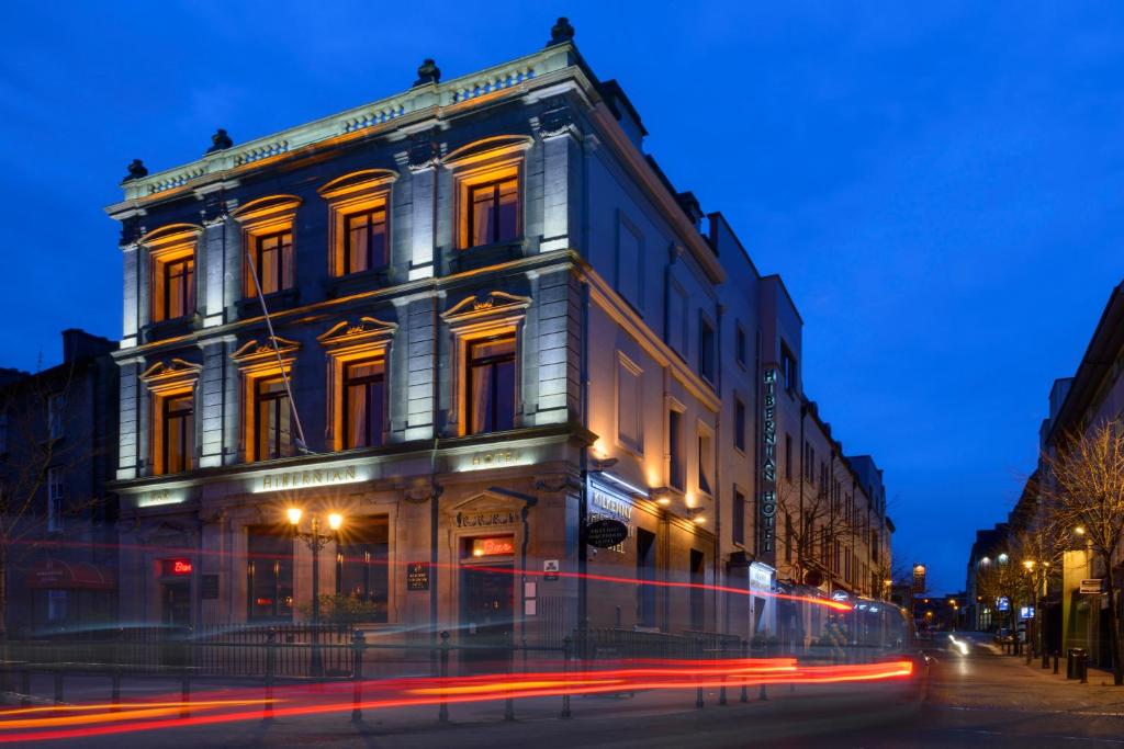 un edificio en una calle por la noche con en Kilkenny Hibernian Hotel en Kilkenny