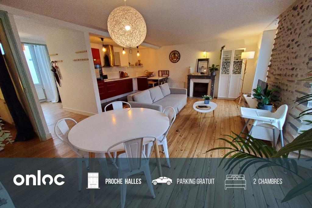 un salon avec une table et un canapé dans l'établissement Grand logement pour 10 - Proche Halles, à Pau