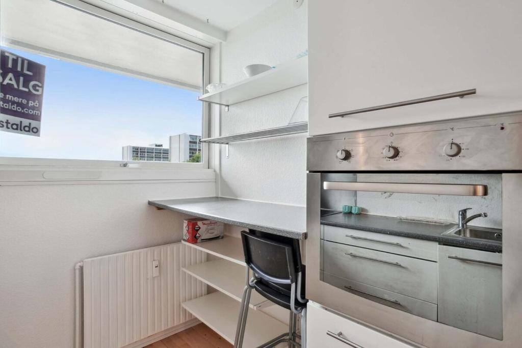 Köök või kööginurk majutusasutuses Bright and Inviting Apartment with Garden View in Viby
