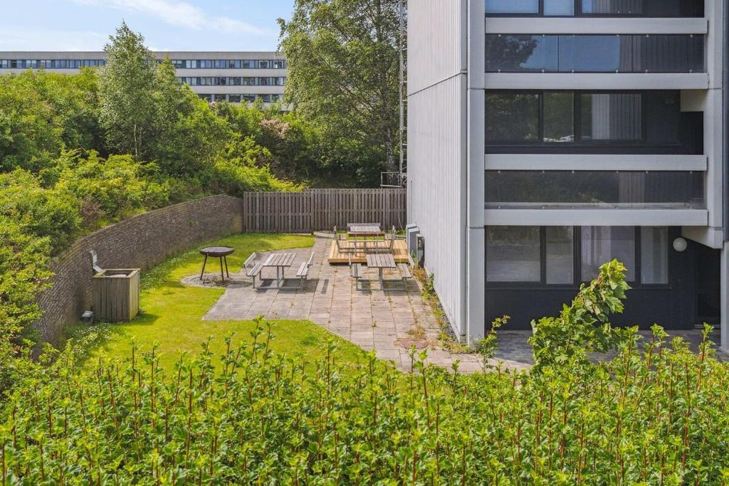 Aed väljaspool majutusasutust Bright and Inviting Apartment with Garden View in Viby