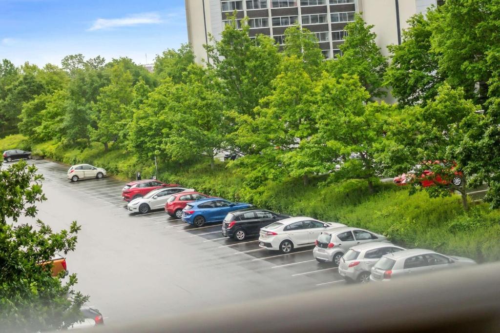 Aed väljaspool majutusasutust Bright and Inviting Apartment with Garden View in Viby