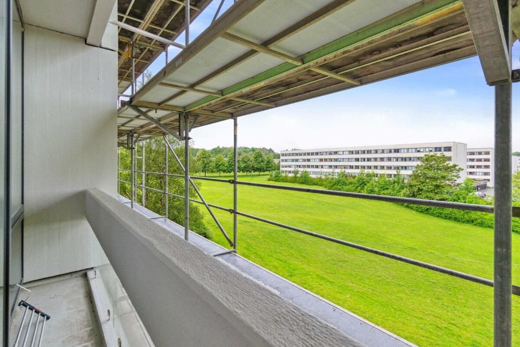 Rõdu või terrass majutusasutuses Bright and Inviting Apartment with Garden View in Viby