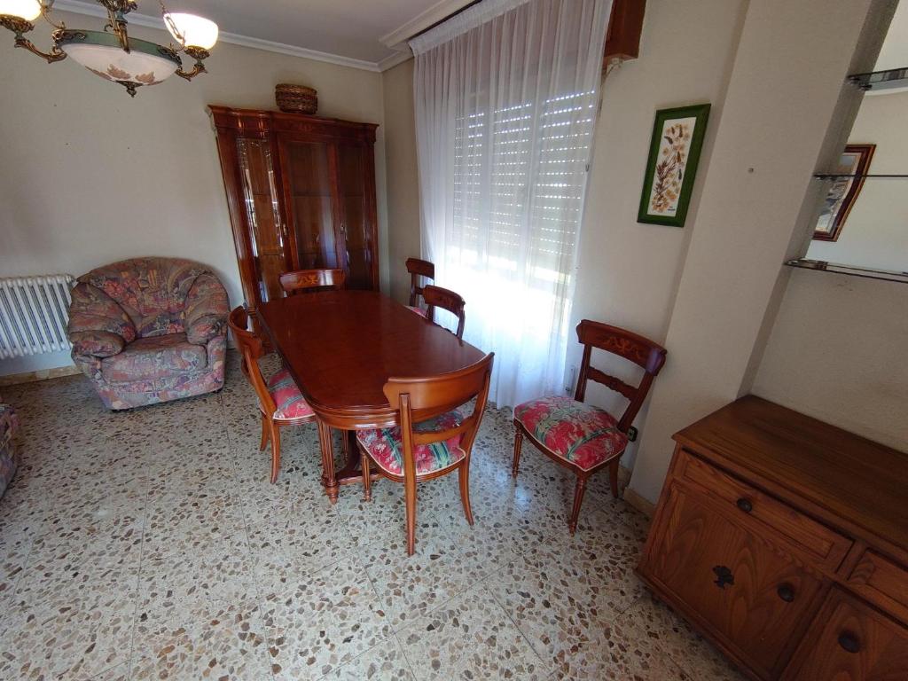 Posedenie v ubytovaní HOSTAL CAMELOT
