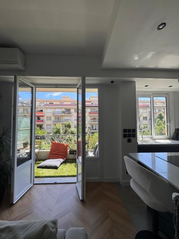 - un salon avec de grandes fenêtres et un canapé dans l'établissement Beautiful 2-room, AC, Center, terrace, à Nice