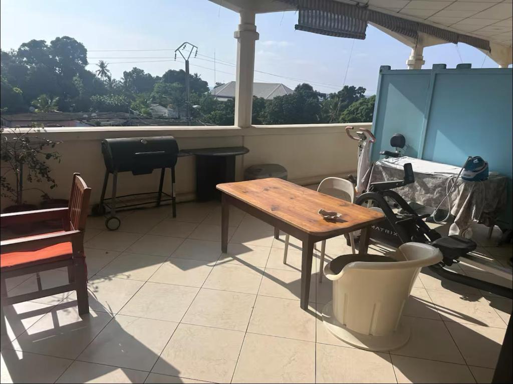 patio con tavolo e tavolo di Appartement a Moroni