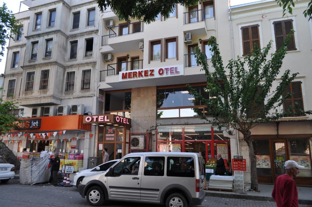 un camion bianco parcheggiato di fronte a un edificio di Merkez Otel a Smirne