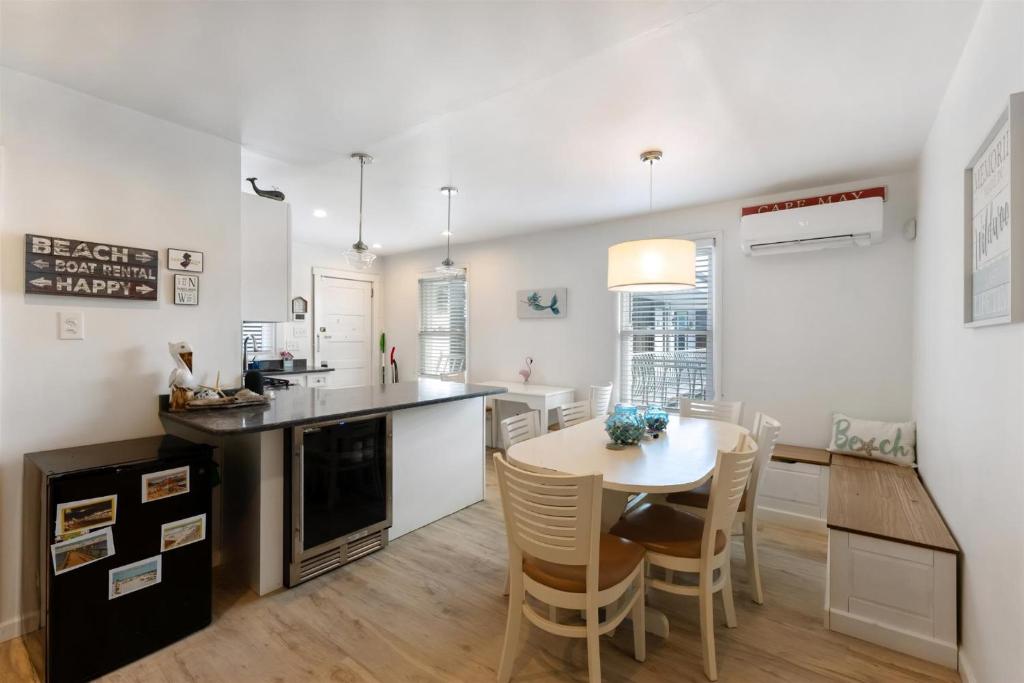 Dapur atau dapur kecil di 313 E Glenwood Ave, Unit 3