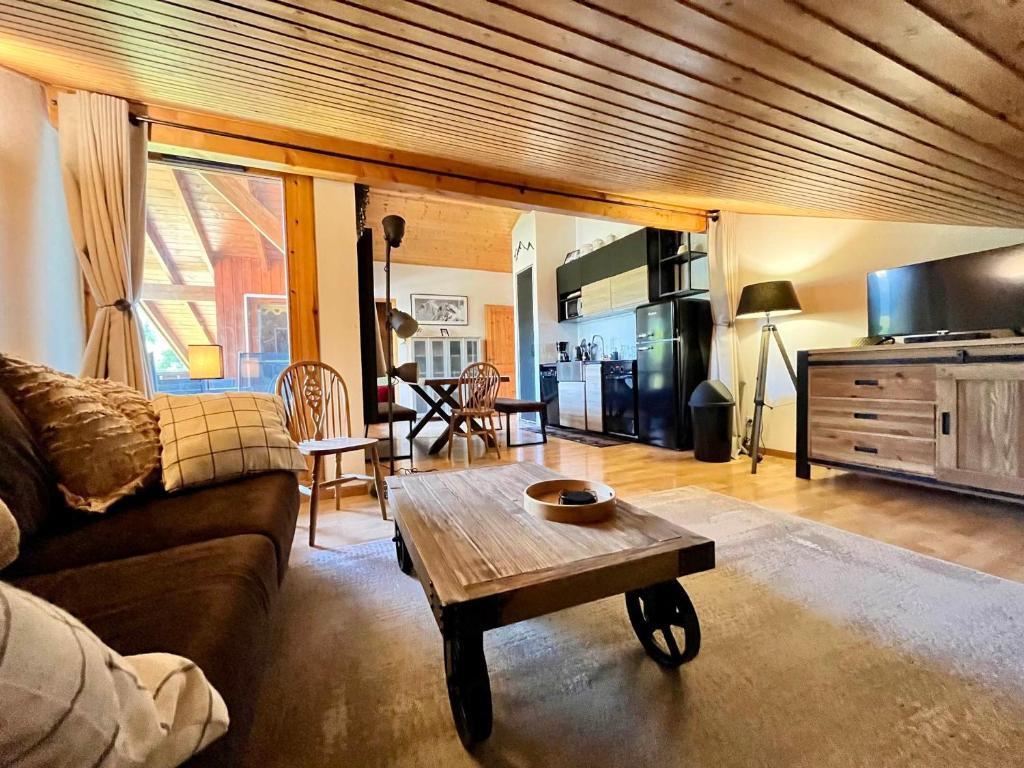 un salon avec un canapé et une table basse dans l'établissement Appartement familial avec piscines et parking, proche centre et skibus - FR-1-624-103, à Samoëns