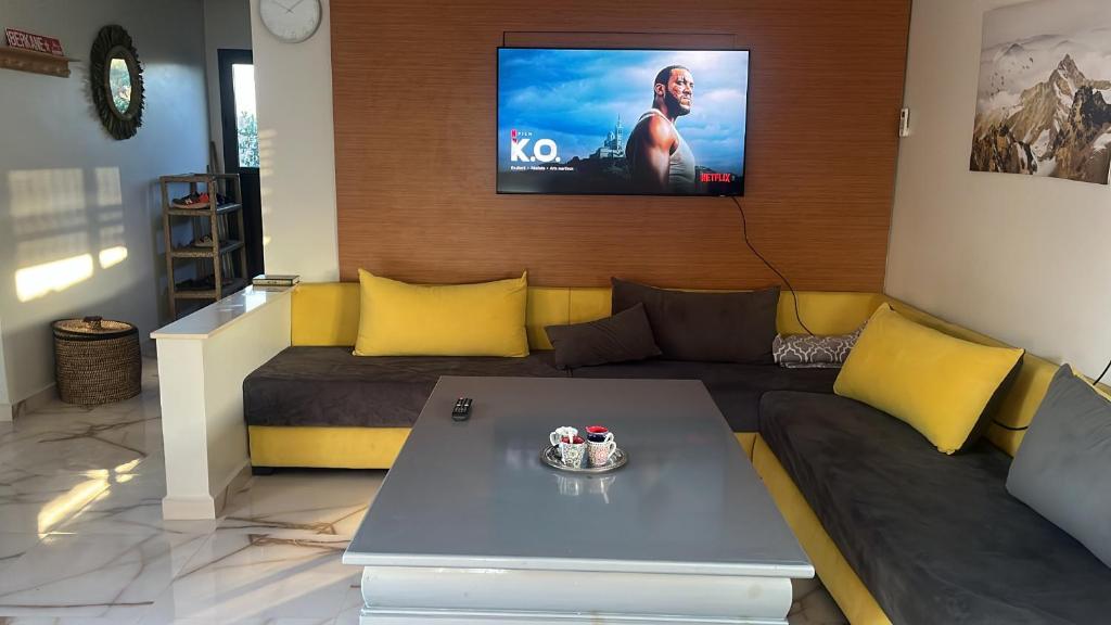 TV a/nebo společenská místnost v ubytování Villa Berkania piscine privée - 8 pers