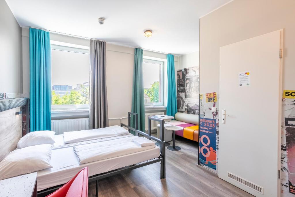 Postel nebo postele na pokoji v ubytování a&o München Laim