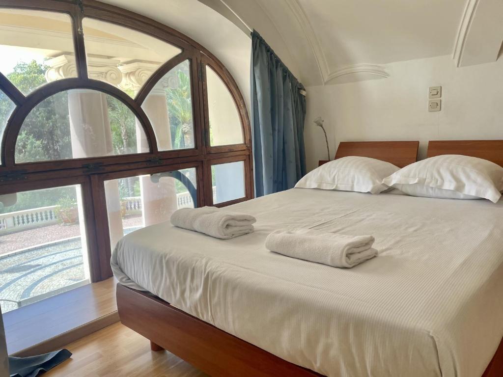 une chambre avec un lit avec deux serviettes dessus dans l'établissement 