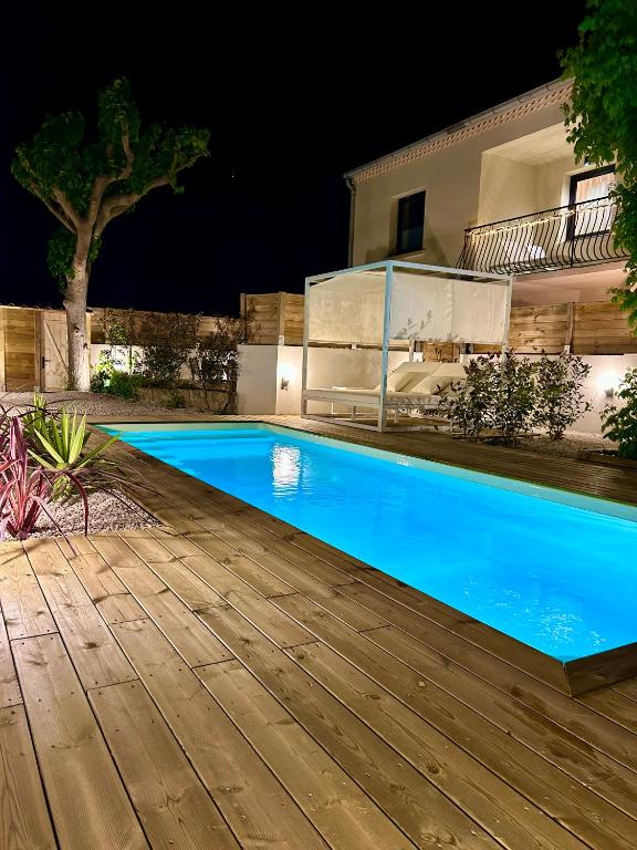 une piscine devant une maison la nuit dans l'établissement Appart 'COSY avec Piscine Chauffée Privée, à Salon-de-Provence