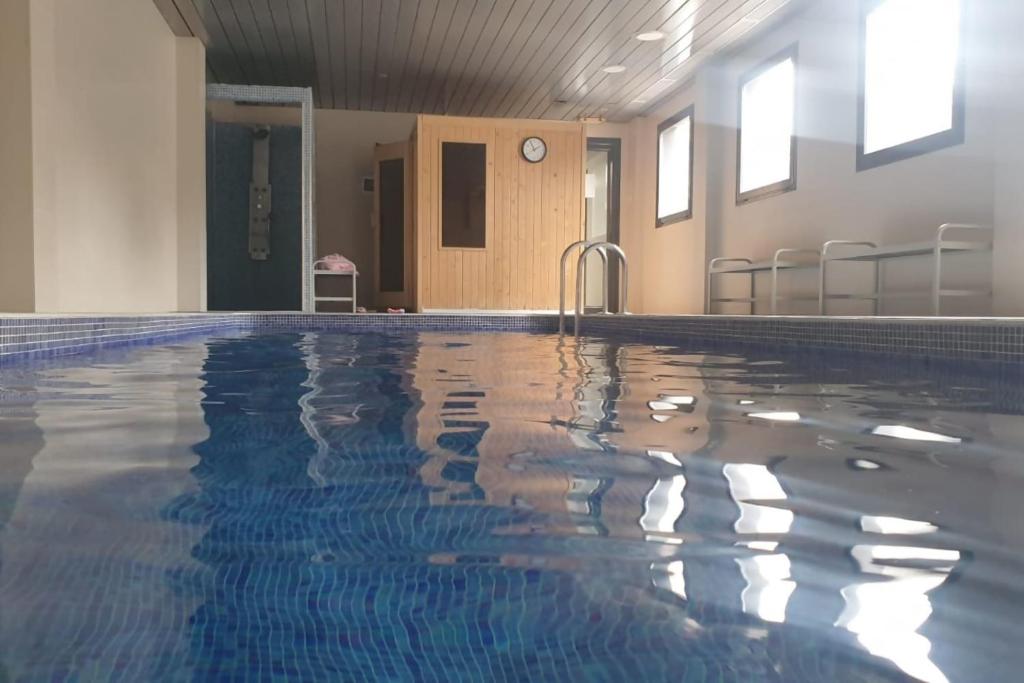 una piscina con agua azul en un edificio en Apartamento de Lujo Cerca de la Playa EL CAMPELLO, en El Campello