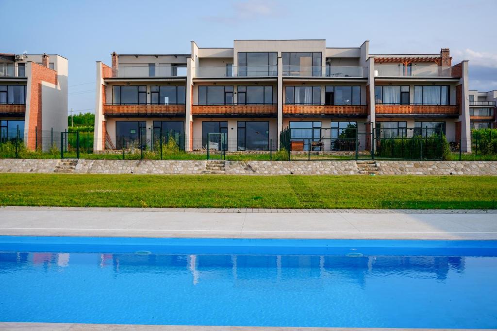 Bazén v ubytování Luxury Villas in Alazani Valley Residence nebo v jeho okolí