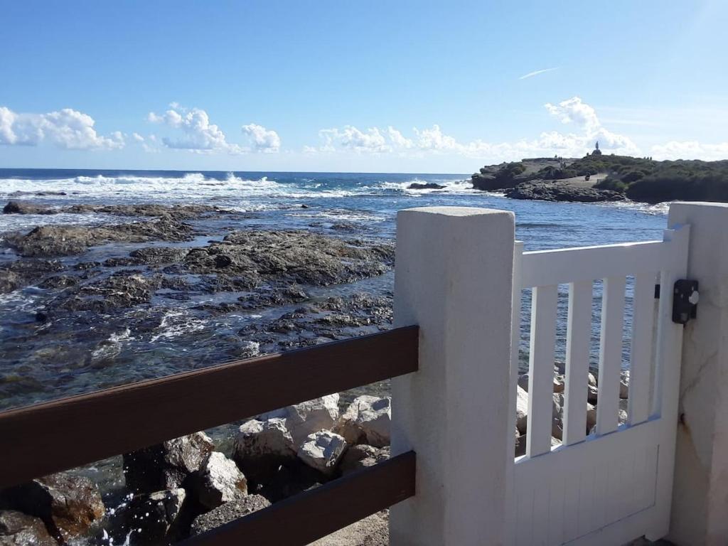 une balustrade blanche donnant sur l'océan dans l'établissement Studio Presqu'ile du Brusc - Gaou, à Six-Fours-les-Plages