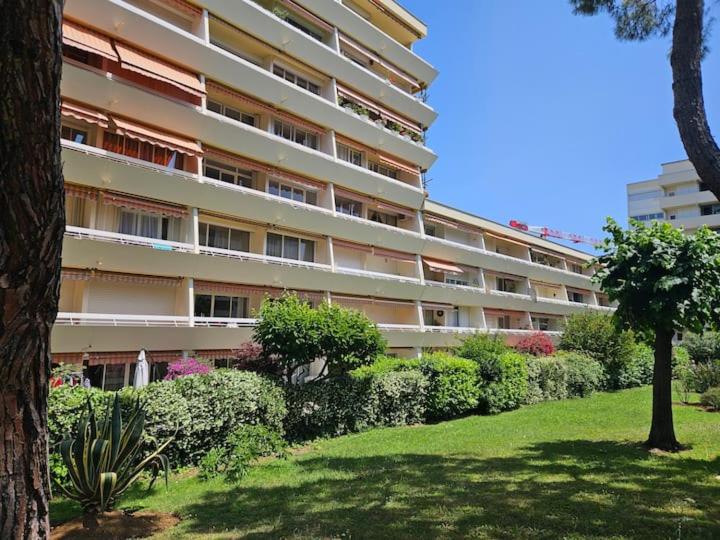 un grand immeuble avec un parc en face dans l'établissement Antibes le Vauban grand 2 pièces parking, à Antibes