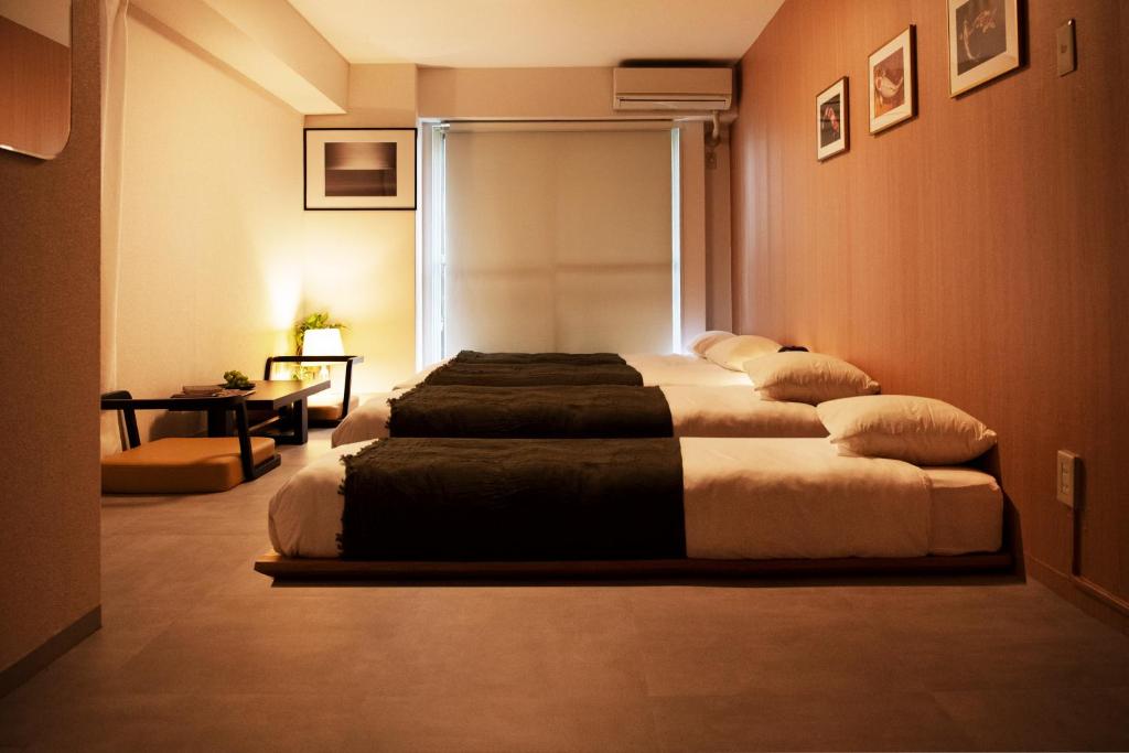 Katil atau katil-katil dalam bilik di zen apartment in central Shinjuku