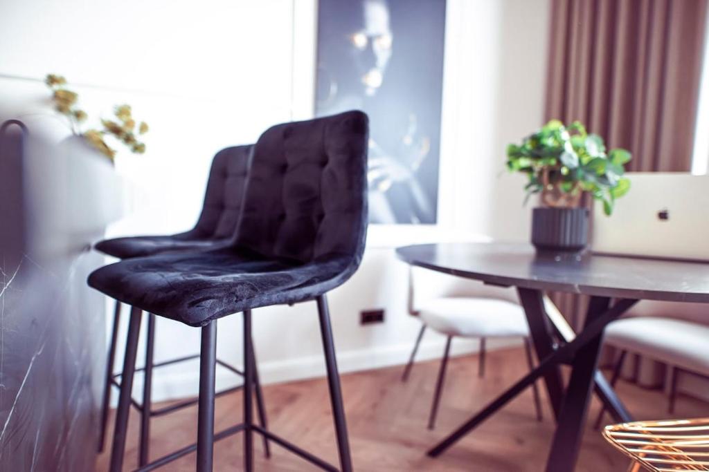 クフィジンにあるApartament Glamourの黒い椅子とテーブル