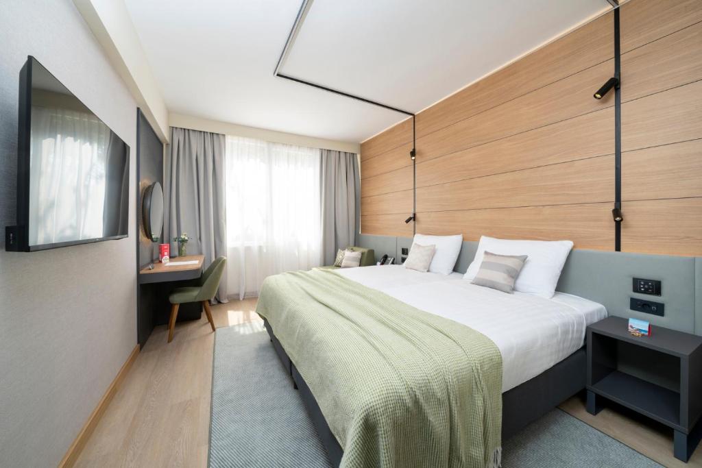 Postel nebo postele na pokoji v ubytování Hotel Pelegrin Plava Laguna