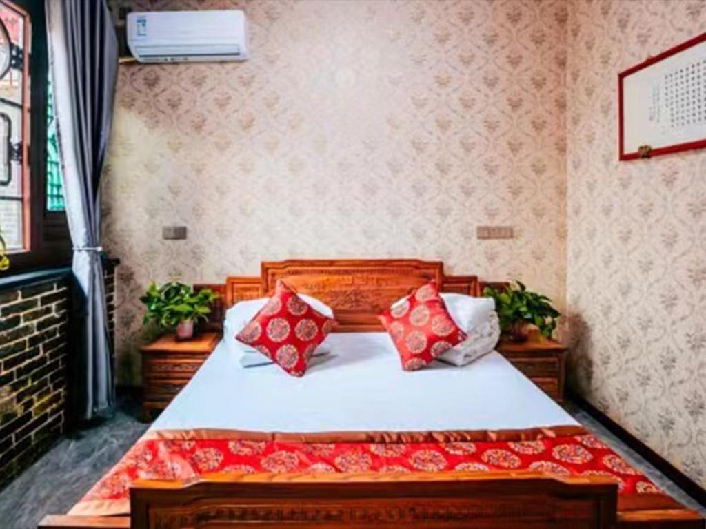 Postel nebo postele na pokoji v ubytování Pingyao Ancient City Manqiankun Inn County Yamen Branch